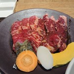 Yakiniku Toraji Shinjuku Takashimaya Taimuzusukueaten - お肉3種、海老とお野菜。