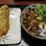 丸亀製麺 - 温泉玉子のせ牛味噌煮うどん＜並＞＆スパイシーかしわ天