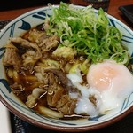 丸亀製麺 - 温泉玉子のせ牛味噌煮うどん＜並＞ 660円（税込）