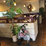 支留比亜珈琲店 - 店内の様子です。喫煙スペースです。