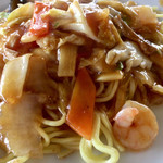 老板飯店 - 人参、白菜、タケノコ、キクラゲ、海老、イカ、ホタテ、豚肉など、、