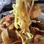 老板飯店 - ちょっと硬めにパリッと焼けたトコと、柔らかでモチモチのトコが両方あって、とても美味い麺です