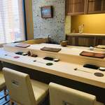 魚祥 - スタイリッシュなカウンター。