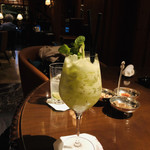 ザ バー - キウイのヨーグルトスムージーカクテル。