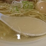 翔鶴 - 丼の手前側を撮影しました。少々ライティングが甘かったです。すみません。でも、クリアなスープ感は伝わりましたよね。