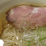 翔鶴 - 丼の向こう側を撮影しました。中央に刻みねぎ、フレッシュです。時計回りに、シナチク、コリッと感を楽しめる太めが3本です。つづく