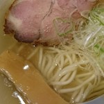 翔鶴 - コリッと感が愉しくて美味しいシナチク君も光ってます。チャーシューの切り口をご覧ください。綺麗な桃色(ももいろ)をよーくご覧ください。