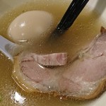 翔鶴 - これが終盤の風景です。
      これからチャーシューに箸をつけます。スープ飲みながら食べるのです。
      そうして、チャーシューもスープもなくなった後、煮玉子