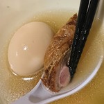 翔鶴 - 煮玉子は普通のサイズなんです。それを基準にしてチャーシューの厚さが、どれほど厚いかをリポートしたかったのですが、この写真1枚ではむずかしいかな？(笑)