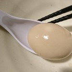 翔鶴 - はい。とうとう煮玉子だけが残りました。はい。これがわたしのフィニッシュなんです。スープをぜーんぶいただいてからいきます。スープは最後まで濁したくないのでね。