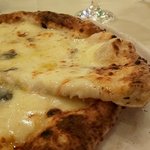 ラ・テンダ・ロッサ - ４種のチーズのピッツァ(アップ)（2019.9）