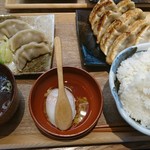 Nikujiru Gyouza No Dandadan - W餃子ライス(ﾗｲｽ大)  831円
                        焼餃子4ｹ  水餃子3ｹ  温泉卵
                        ｽｰﾌﾟ  ご飯  香の物