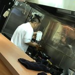 てんぐ - 何やらマスターが中華鍋を懸命に振ってます