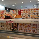 魚べい - 上のレーンは新幹線