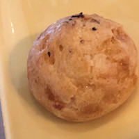 Benoit Alain Ducasse - 前菜の前に出てくるいつものチーズのシュー