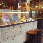 Hoshinoko Hi Ten - 店内入って直ぐにある珈琲豆販売用のカウンター。