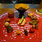 明道町中国菜 一星 - 前菜盛り合わせ：上から時計回りに、もずく、舞茸、穴子と牛蒡の煮こごり、丹波の黒枝豆にんにく醤油、太刀魚、トマト、帆立