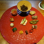 明道町中国菜 一星 - 前菜盛り合わせ：下から時計回りにカシューナッツ、きゅうり甘酢漬け、うずら、さつまいも、いくら紹興酒、真ん中がよだれ鶏