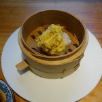 明道町中国菜 一星 - 帆立と海老、イカの焼売、トッピングに上海蟹