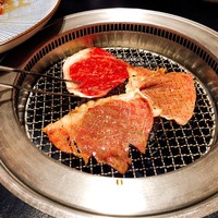 焼肉専科 肉の切り方 日本橋本店 - 和牛サーロイン１ミリ切り（焼き中）