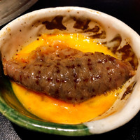 焼肉専科 肉の切り方 日本橋本店 - 和牛サーロイン１ミリ切り（生卵を纏う）