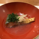 和食処 徳竹 - 焼き物：鯖の塩焼き　出汁仕立て こんがりと焼かれた鯖に、出汁が。こいうい焼き物もいい。