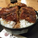 炭火焼うなぎ 東山物産 - 鰻の一切れ　デカい！