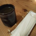 炭火焼うなぎ 東山物産 - お茶濃いめ　おしぼり分厚い