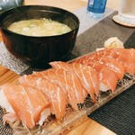 錦江湾 - 本まぐろ 中トロ お寿司[たぶん8貫950円]、奥は味噌汁[200円]