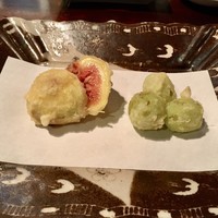 蕎麦懐石 無庵 - 無花果と葡萄の天ぷら