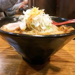 麺処 花田 - 冷めにくい丼で提供されます。