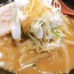 麺処 花田 - もやしが辛くて濃いスープに煮込まれてます。