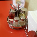 四川一貫 - 卓上の調味料