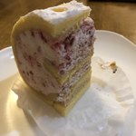 コティ - 木苺のロールケーキ（断面）