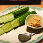 炭火焼鳥と水炊き 五郎一 - 鯛みそで食べる冷やしキュウリ