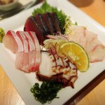 炭火焼鳥と水炊き 五郎一 - 刺身四点盛り(ヒラマサ、鯛、カツオのたたき、タコ)