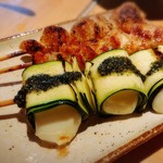 炭火焼鳥と水炊き 五郎一 - モッツァレラのズッキーニ巻(手前)