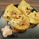 Kawamuraya - 左「出世いなり」うずらのゆで卵入り1、右「角煮いなり」角煮入り。