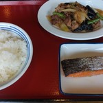 富山上袋食堂 - 塩鮭焼き・豚肉と茄子の生姜焼き・ご飯中