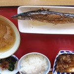 富山上袋食堂 - 秋刀魚塩焼き・ほうれん草のおひたし・牛すき煮・ご飯小・豚汁