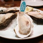 NAGOYA OYSTER BAR - 真牡蠣4個（北海道 仙鳳趾産）