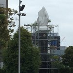 かたつむり - JR岐阜駅の黄金の信長像は、白装束でした(お店の内容とか関係ありません)