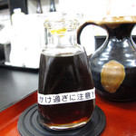 極楽うどん TKU - 味が薄かったら醤油をかけて調節しますが、ほとんど必要ないでしょう