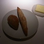 レフェルヴェソンス - ２種類のパンと泡の乗ったバター／小さなバケット他