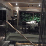 レフェルヴェソンス - インテリア／１階テーブル席