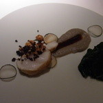 レフェルヴェソンス - ポアソン／黒の世界から～／青森大間から来たアンコウをノワゼットで焼いて、黒大根のピュレとクリュ、黒キャベツと黒オリーブ、ヴィネーグルレデュイ