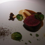 レフェルヴェソンス - ヴィヤンド／北海道白糠町の鹿、鞍下肉とそのジュ、白人参のピュレ、アジャン産プルノーと胡麻、芽キャベツ、ノコギリソウ