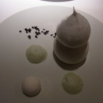 レフェルヴェソンス - デセール／壊したいスノーマン～／苺とムースバナーヌ、バニラアイス、アーモンドとココナッツ、マルガリータのジュレと野生ミントの泡、黒オリーブ