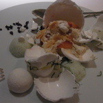 レフェルヴェソンス - デセール／壊したいスノーマン～／苺とムースバナーヌ、バニラアイス、アーモンドとココナッツ、マルガリータのジュレと野生ミントの泡、黒オリーブ