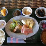 Hoteru Pisu Airando Taketomi Jima - 朝ごはん　ドリンクやパンがセルフで置いてありました。